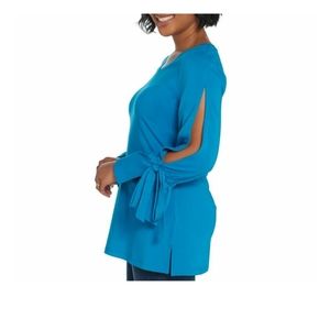 Isaac Mizrahi V Neck tunic w/split sleeve